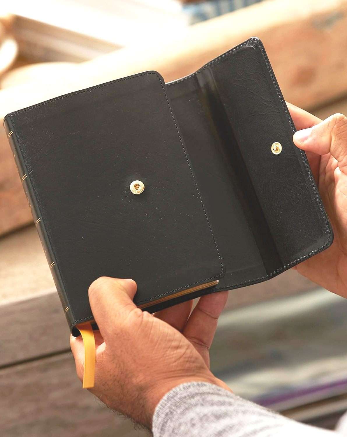 KJV Compact Reference Bible: Black Leatherflex With Flap (ISBN