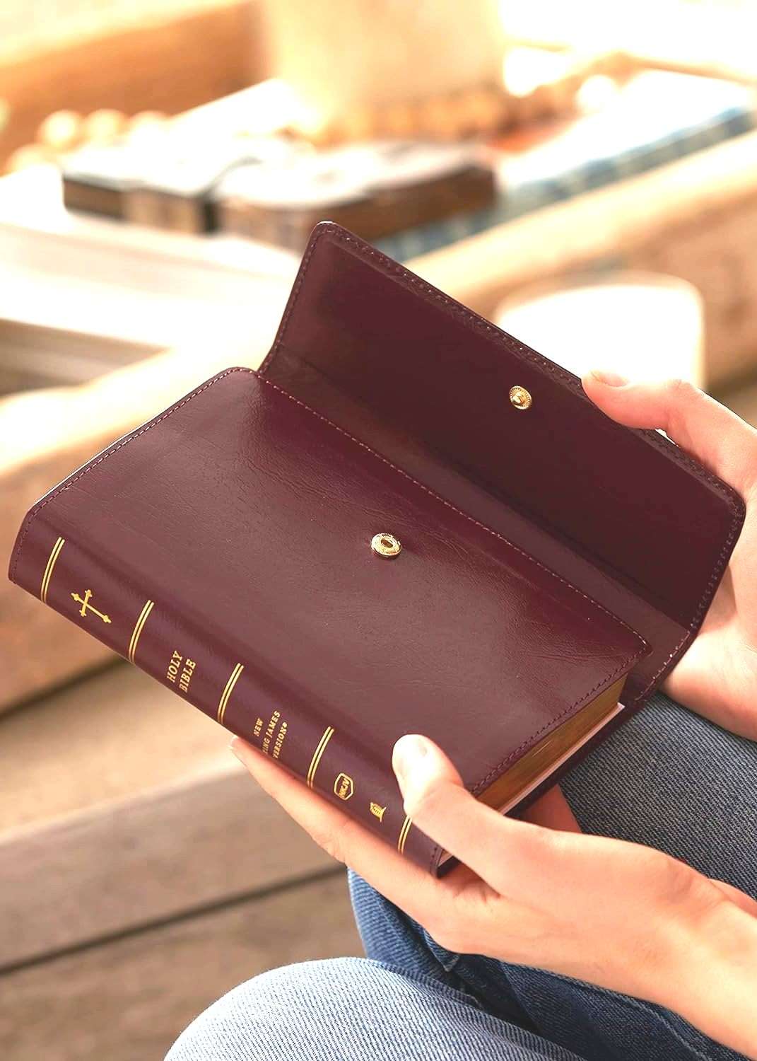 NKJV Compact Reference Bible: Burgundy Leathersoft With Snap