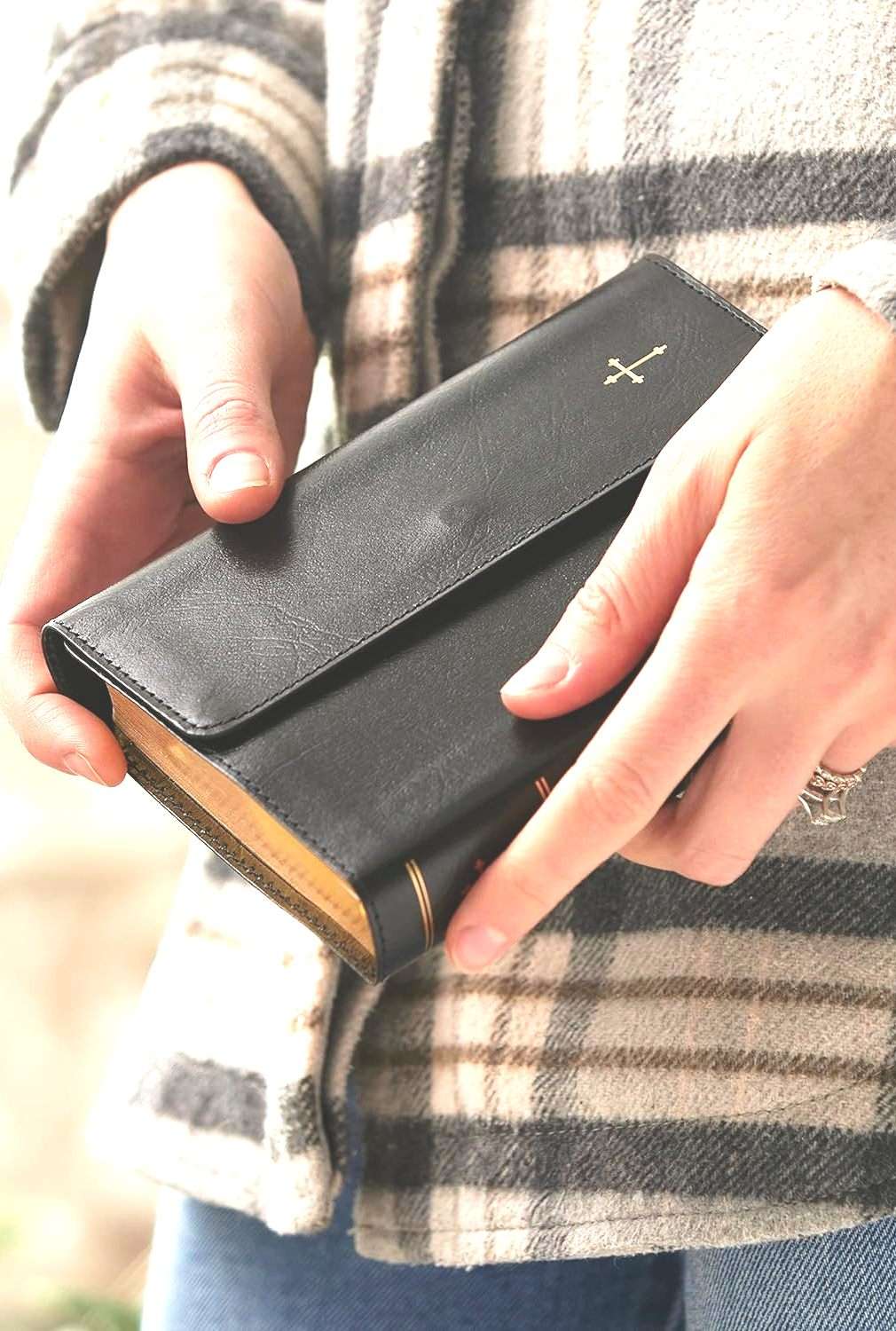 NKJV Compact Reference Bible: Black Leathersoft With Snap-Flap