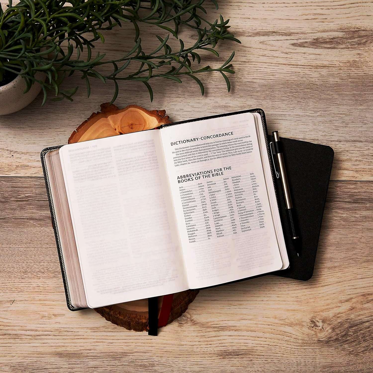NKJV Deluxe Compact Large Print Reference Bible: Purple/Gray ...